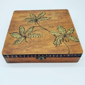 Hand etched, feltlined wooden stashbox: pot leaves